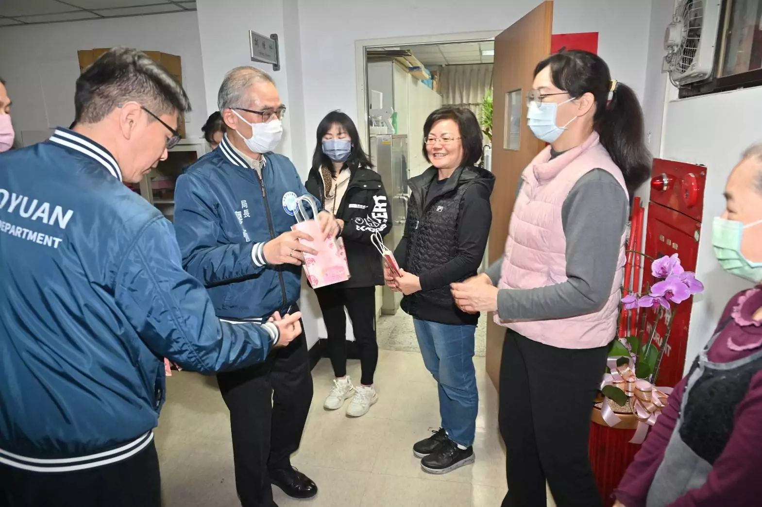 桃園警局婦女節送暖 廖恆裕贈護手霜感謝女警辛勞 140972 0