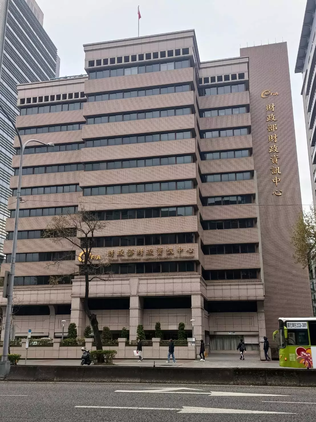 財政資訊中心選出8位廉潔楷模 推動手機報稅、防資料外洩獲肯定 1740536864034