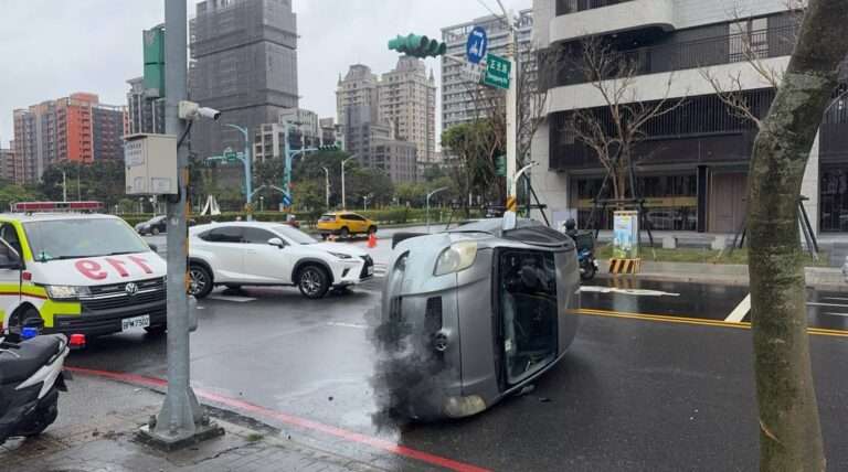 【有片】桃園男開車自撞路樹翻覆路中 胸部挫傷自行脫困