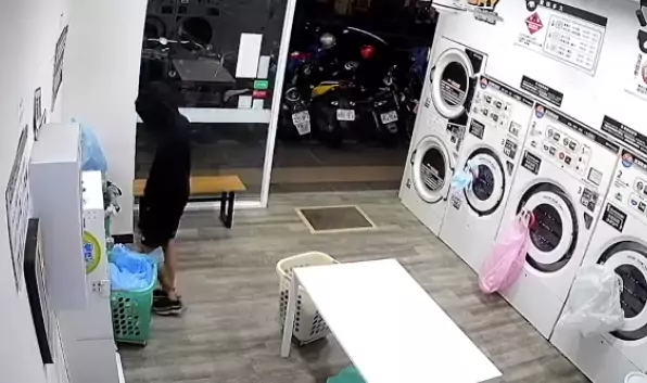 黑衣男洗衣店裡順手牽羊 網怒:有錢刺青沒錢買被? 1773131925660