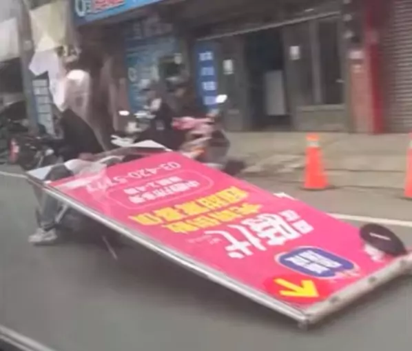 【有片】看板比車大!中壢男單手騎車「耍特技」驚險畫面曝光 【有片】看板比車大!中壢男單手騎車「耍特技」驚險畫面曝光