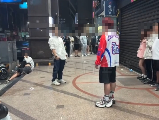 酒後翻臉!中壢KTV前2男凌晨爆口角 街頭上演全武行 1774849180901 0