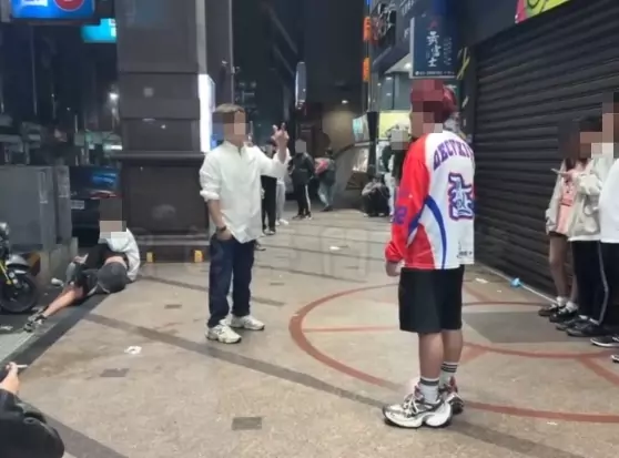 酒後翻臉!中壢KTV前2男凌晨爆口角 街頭上演全武行 1774849269300 0