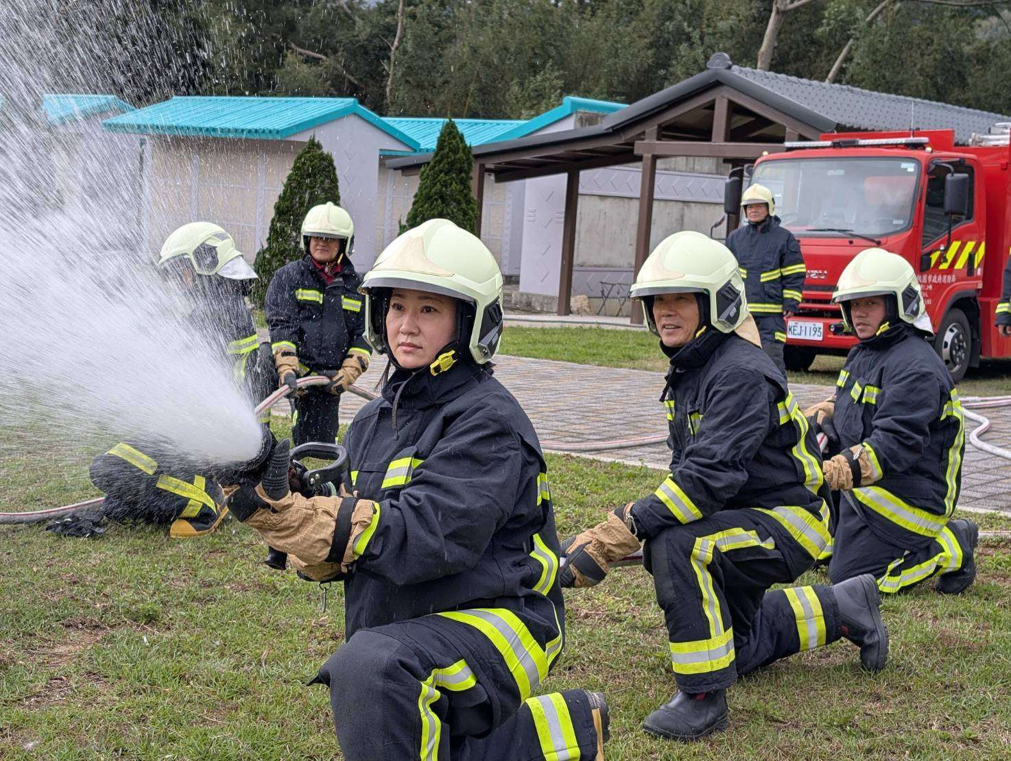 桃園復興區首位女性義消分隊長領軍 公墓演習強化祭祖安全
