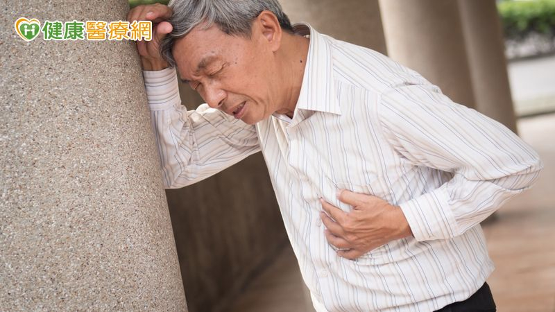 老翁機上昏厥險猝死 「冠狀動脈阻塞」不可輕忽 老翁機上昏厥險猝死 「冠狀動脈阻塞」不可輕忽