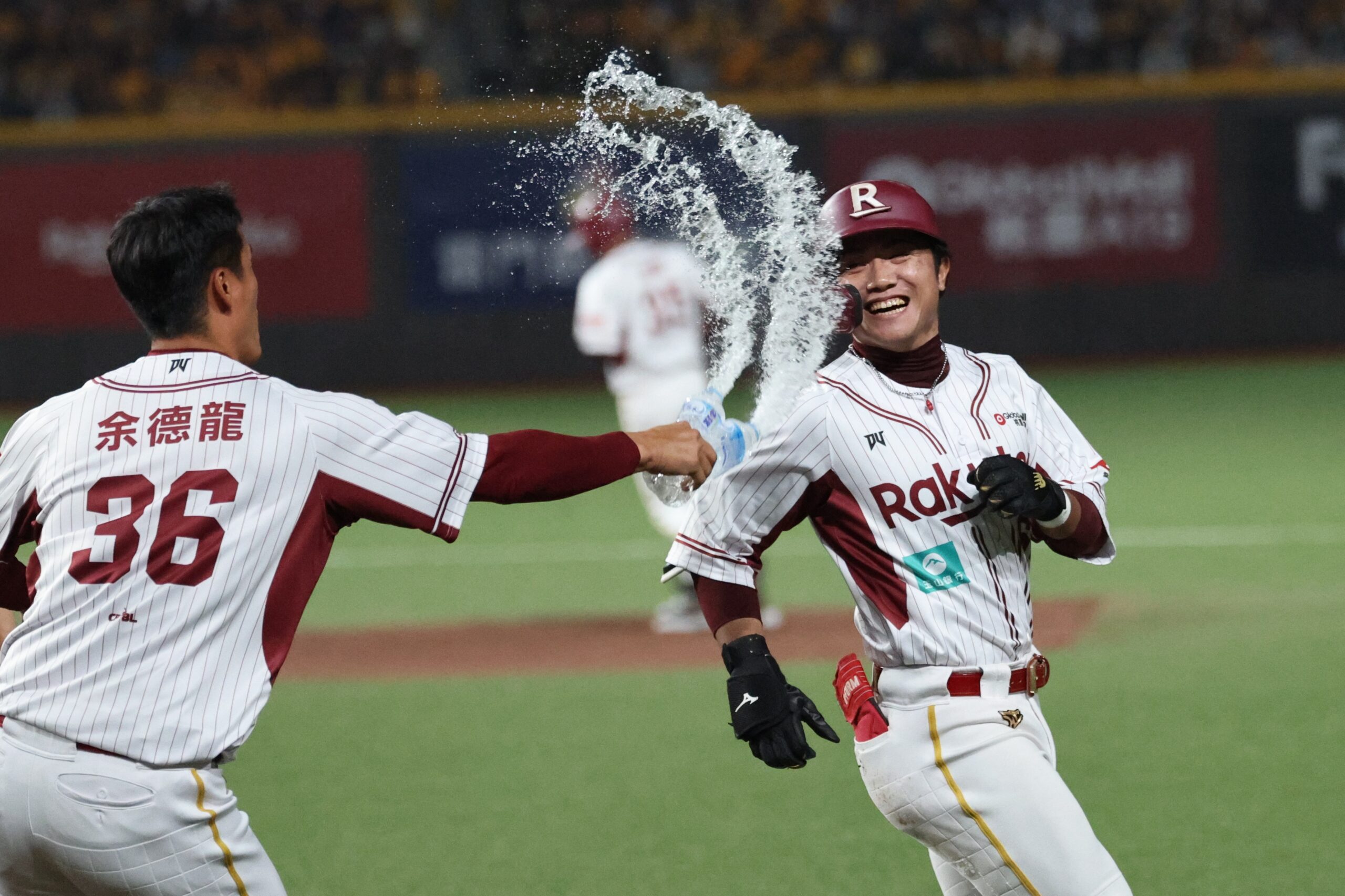 樂天桃猿開幕戰4萬人滿員 「再見觸身球」戲劇性獲勝 樂天桃猿開幕戰4萬人滿員 「再見觸身球」戲劇性獲勝