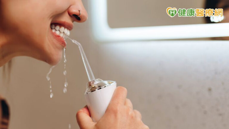 沖牙機不能取代牙線?醫:「用對位置」仍能助力口腔清潔 1時機不適用
