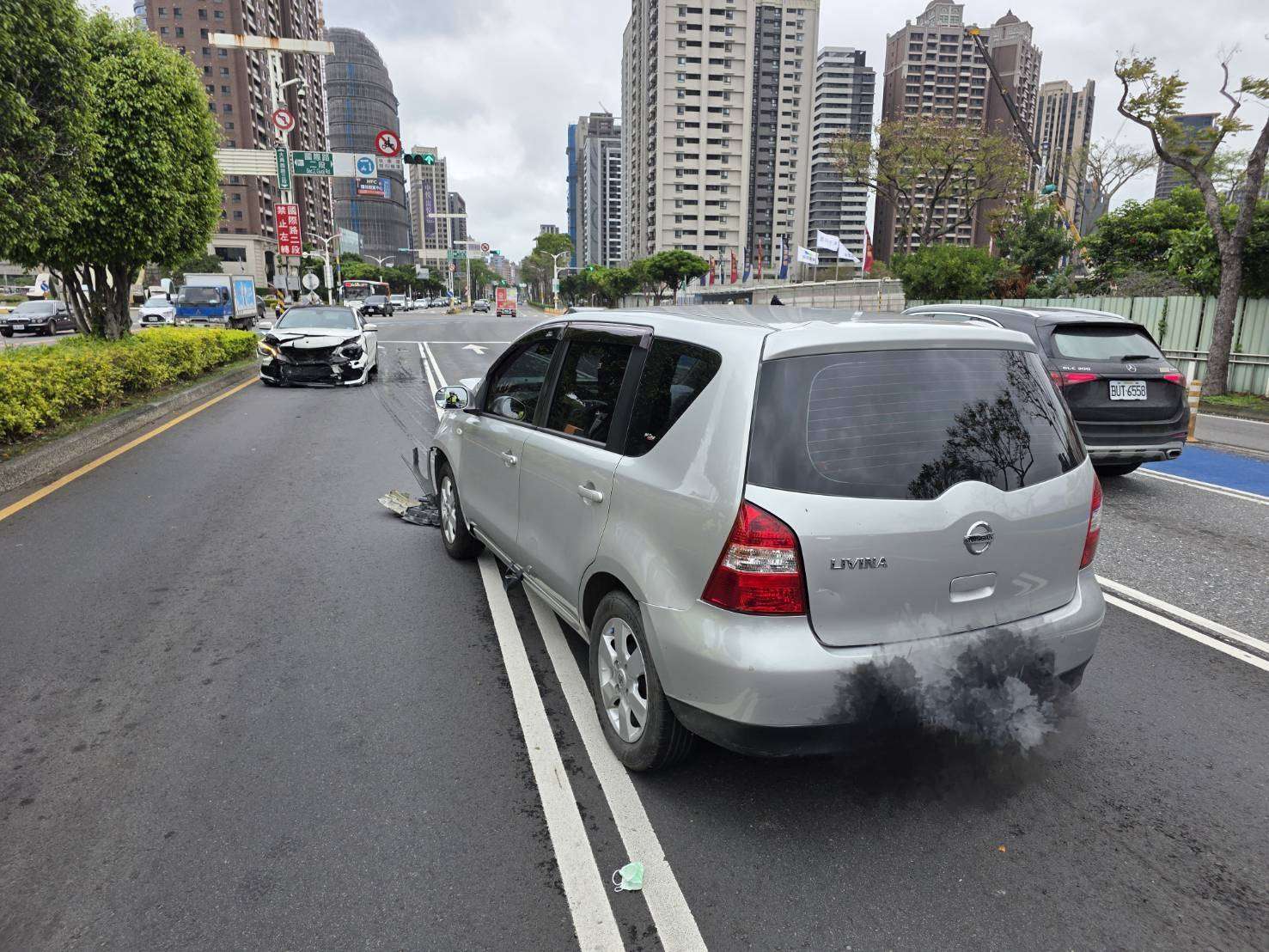 【有片】開車滑手機!桃園男「盲開」逆向直撞對向車