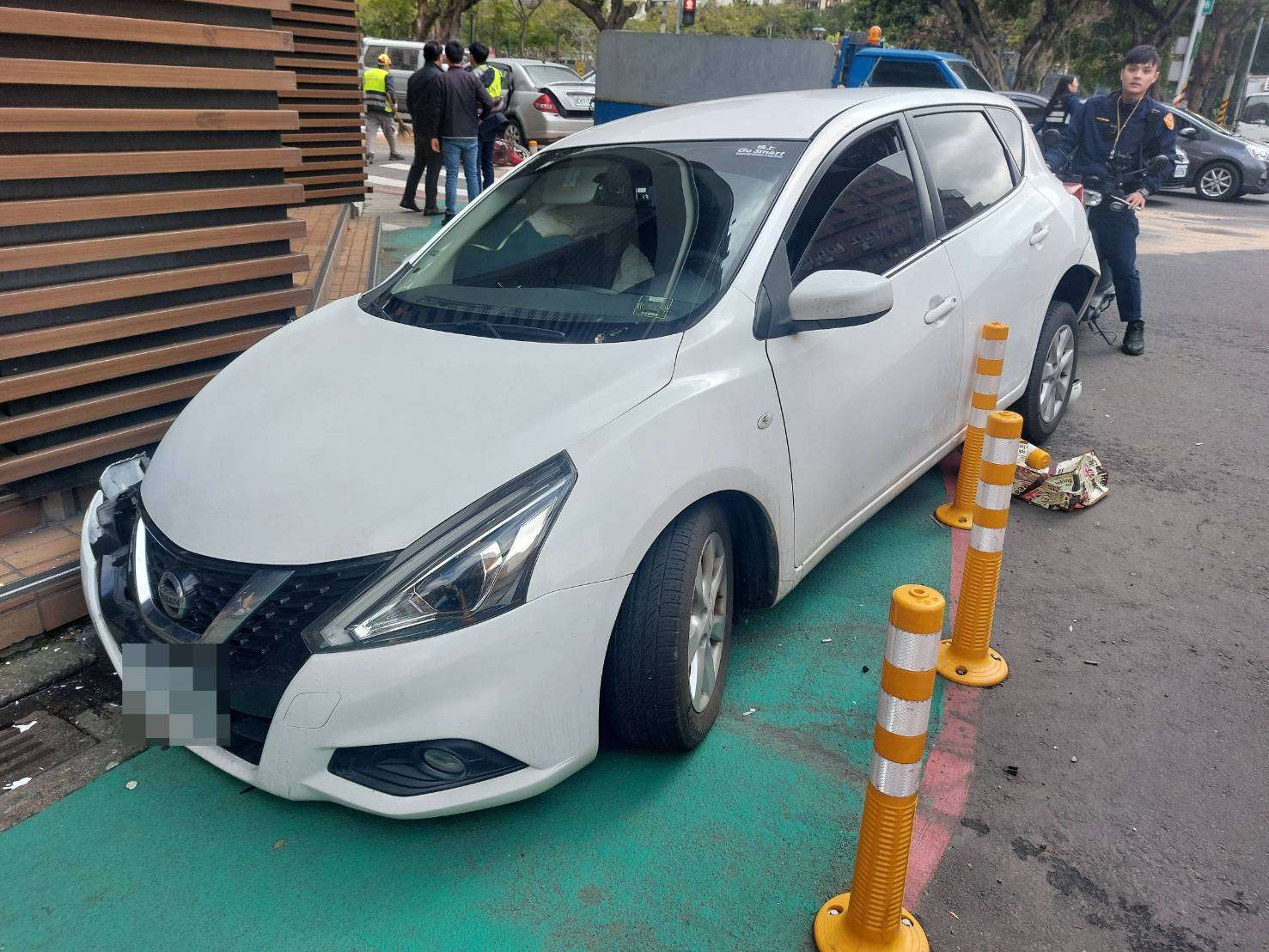 【有片】19歲毒駕車手挾民眾市區狂飆 警強勢圍捕破窗壓制