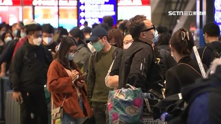 桃機連假最後一天報到系統大當機 旅客擠滿大廳