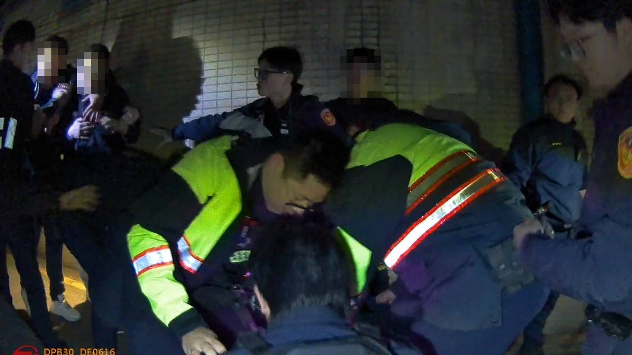 桃園停車場爆鬥毆!男酒後失控踹車成導火線 17人大亂鬥全遭送辦 2470560