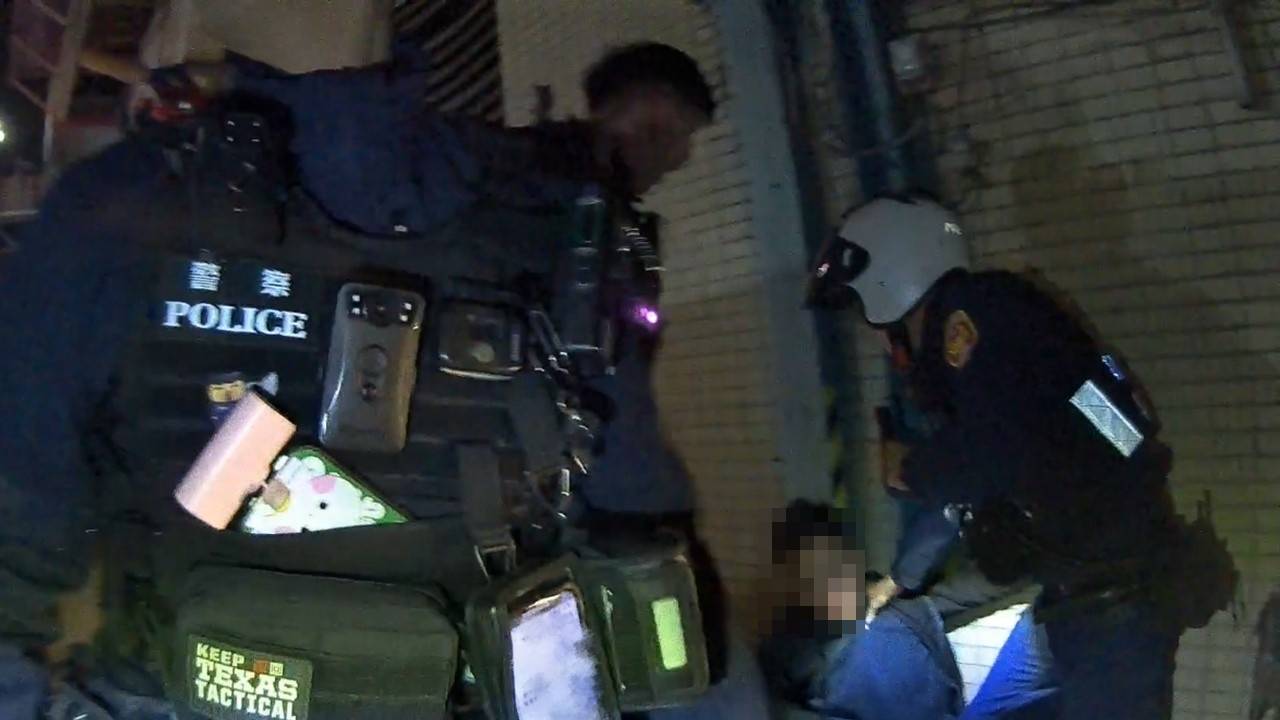 桃園停車場爆鬥毆!男酒後失控踹車成導火線 17人大亂鬥全遭送辦 2470562