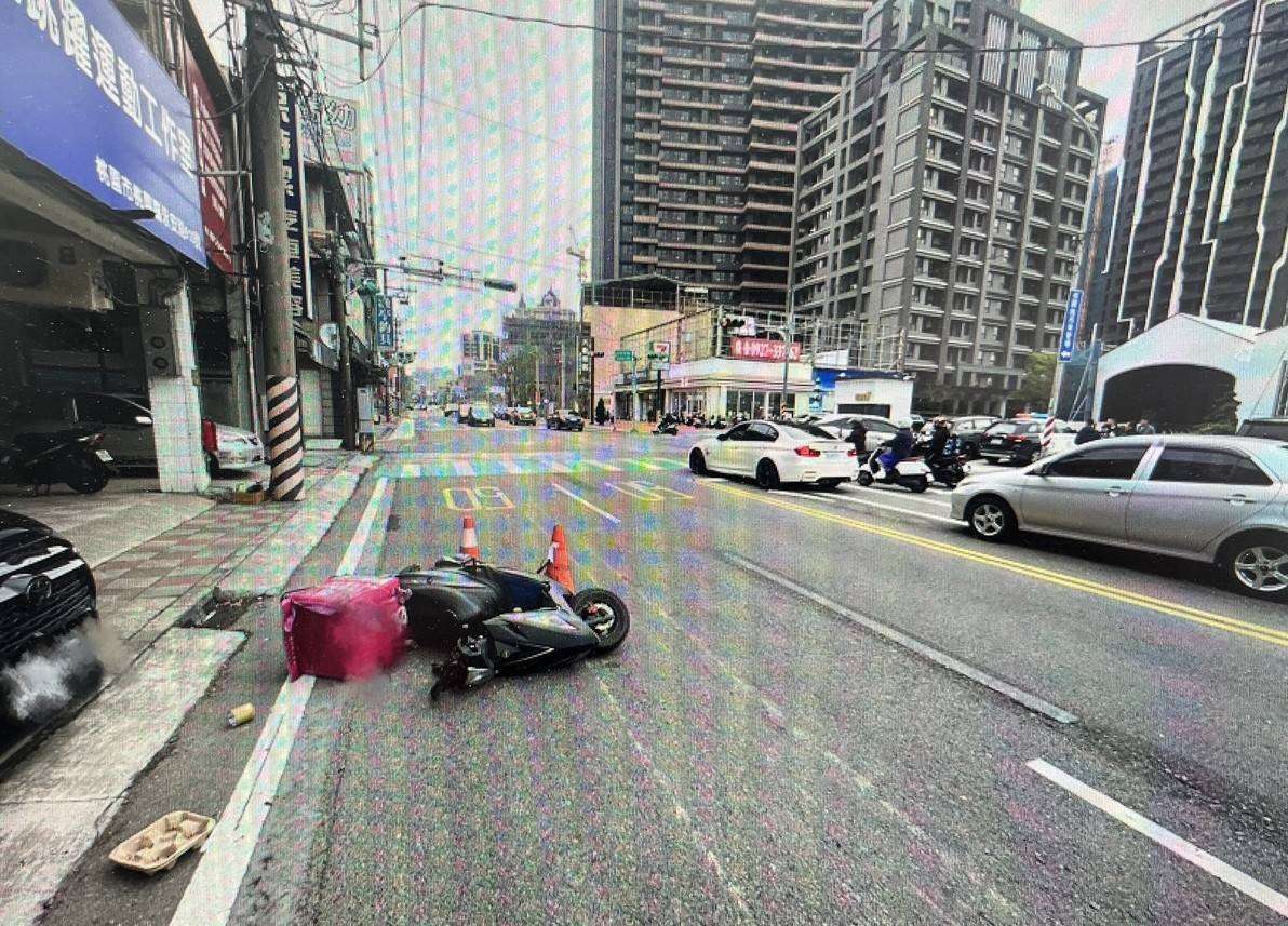 【有片】桃園女闖紅燈肇事!外送員綠燈直行慘遭擊落 驚悚畫面曝 2481187 0