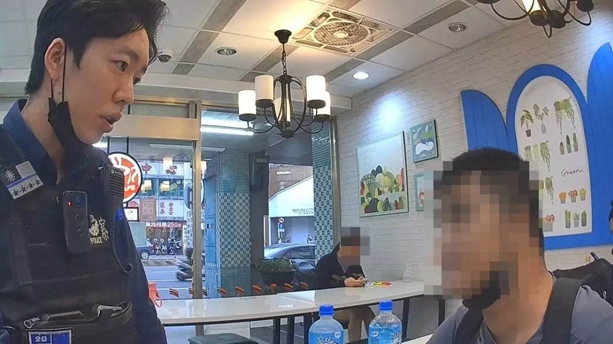 馬籍男超商領包神情詭異 遭盤查驚見12張人頭提款卡 2481574