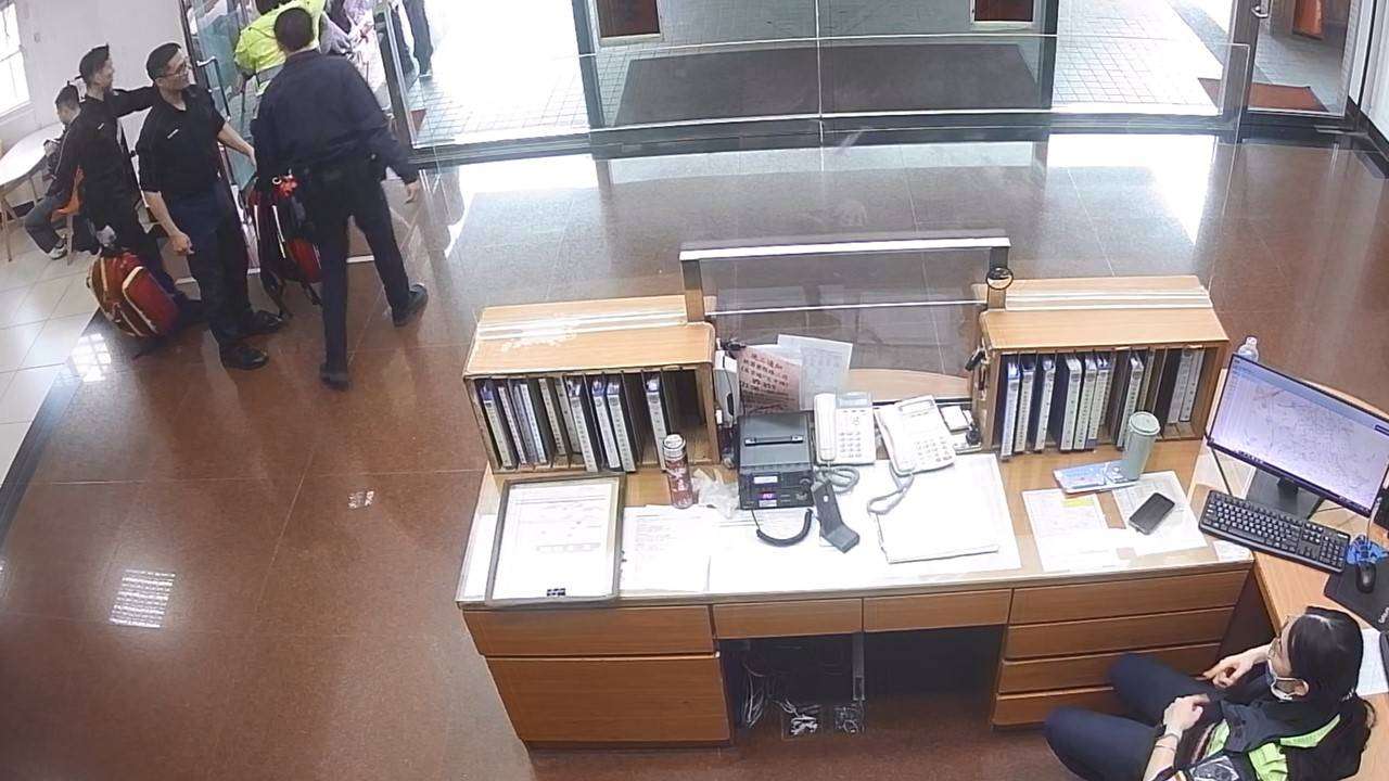 桃園8旬翁搭小黃迷途 運將載到派出所求助「下秒竟昏迷」 桃園8旬翁搭小黃迷途 運將載到派出所求助「下秒竟昏迷」