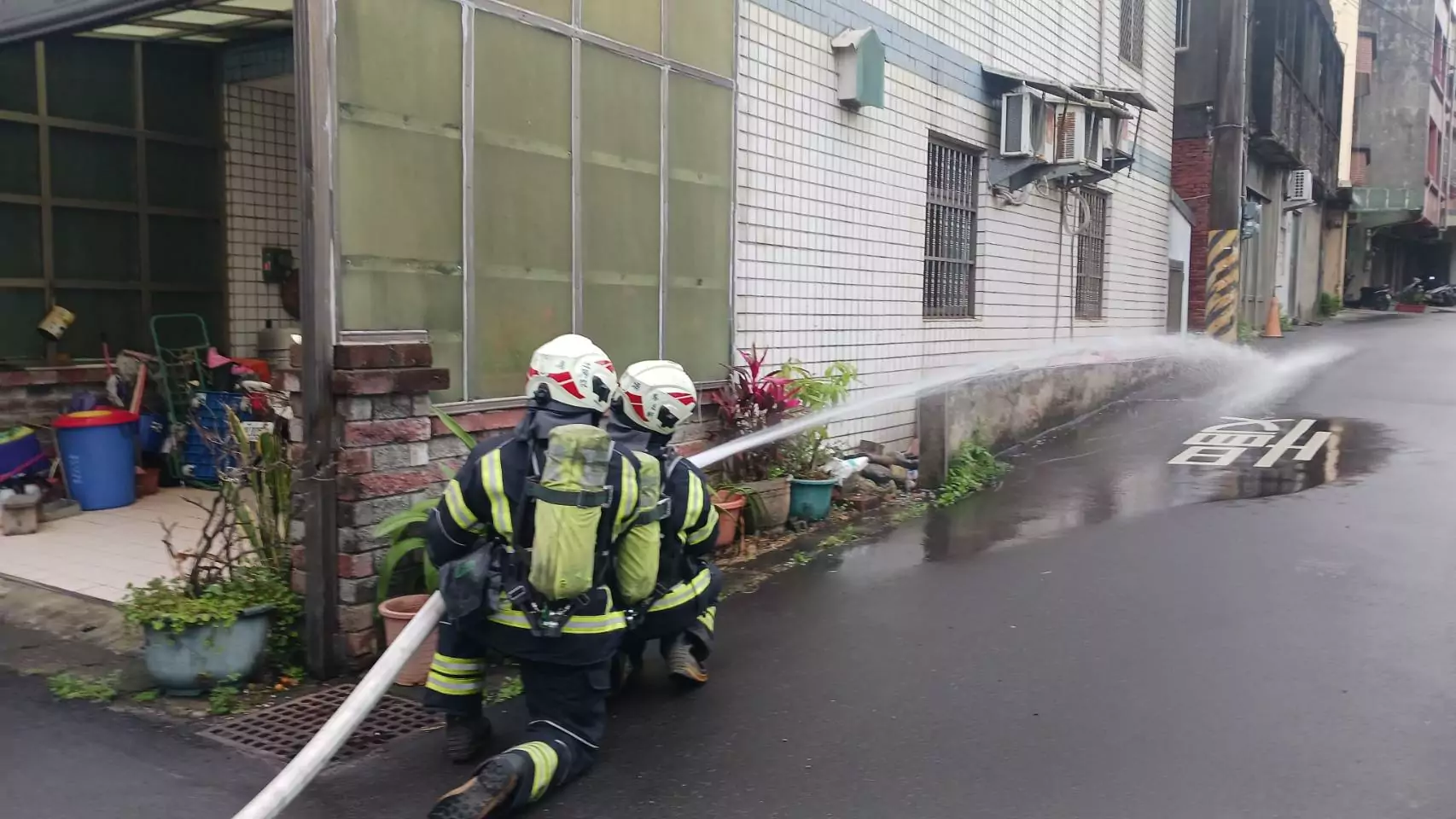青埔消防救災演練登場 把握黃金時間突破狹小巷道救援 276447