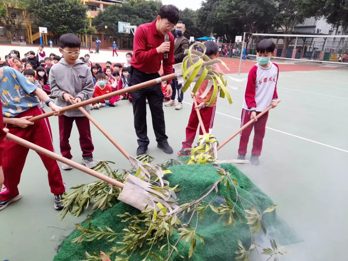 桃消大湳分隊清明前夕防災宣導 扎根學童掃墓防火觀念 2 1