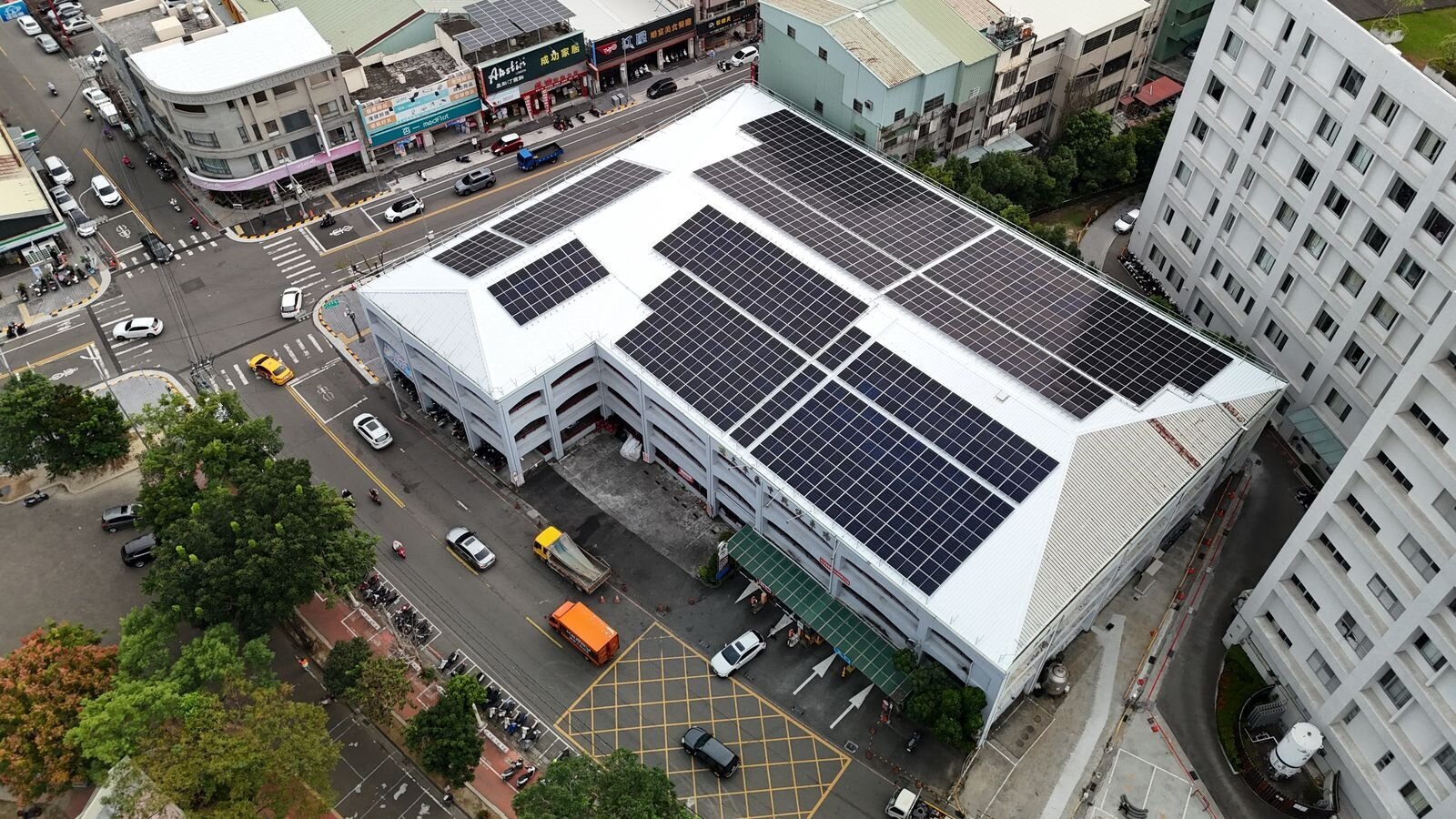 台中「綠能屋頂停車場」遮陽兼發電 年減碳量等同種10萬棵樹 台中「綠能屋頂停車場」遮陽兼發電 年減碳量等同種10萬棵樹