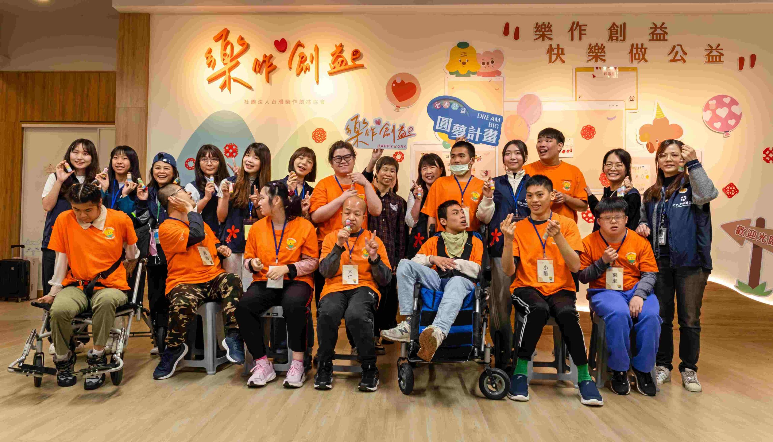 八德樂作工坊開張守護身障者 樂兒喜當小老師DIY彩鹽瓶 八德樂作工坊開張守護身障者 樂兒喜當小老師DIY彩鹽瓶