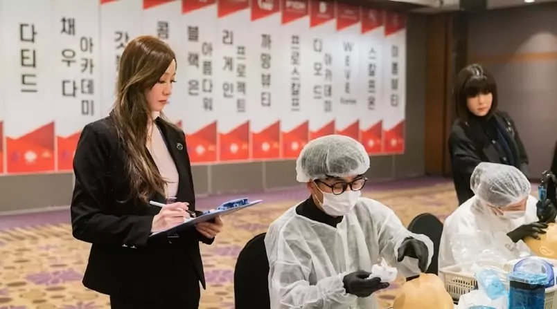 3圖說：Fifi受邀參與國際美學相關賽事與評審活動，累積跨國專業經驗。（圖／FKB美學） 0