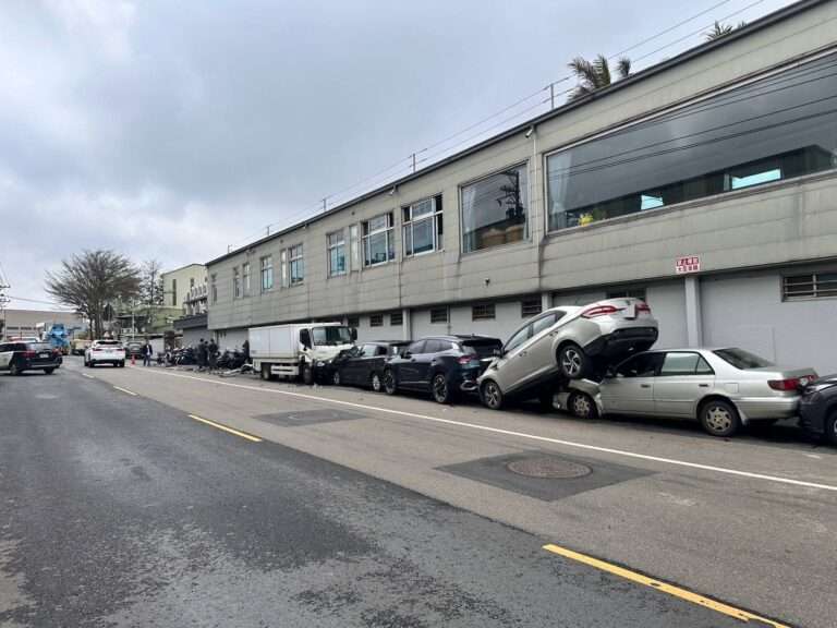 桃園觀音小貨車遭撞失控 橫掃路邊17汽機車「疊羅漢」