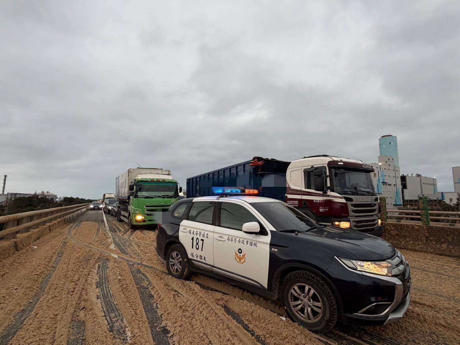 桃園台61線觀音段連環撞!曳引車「泥漿」鋪滿地 3駕駛受傷送醫