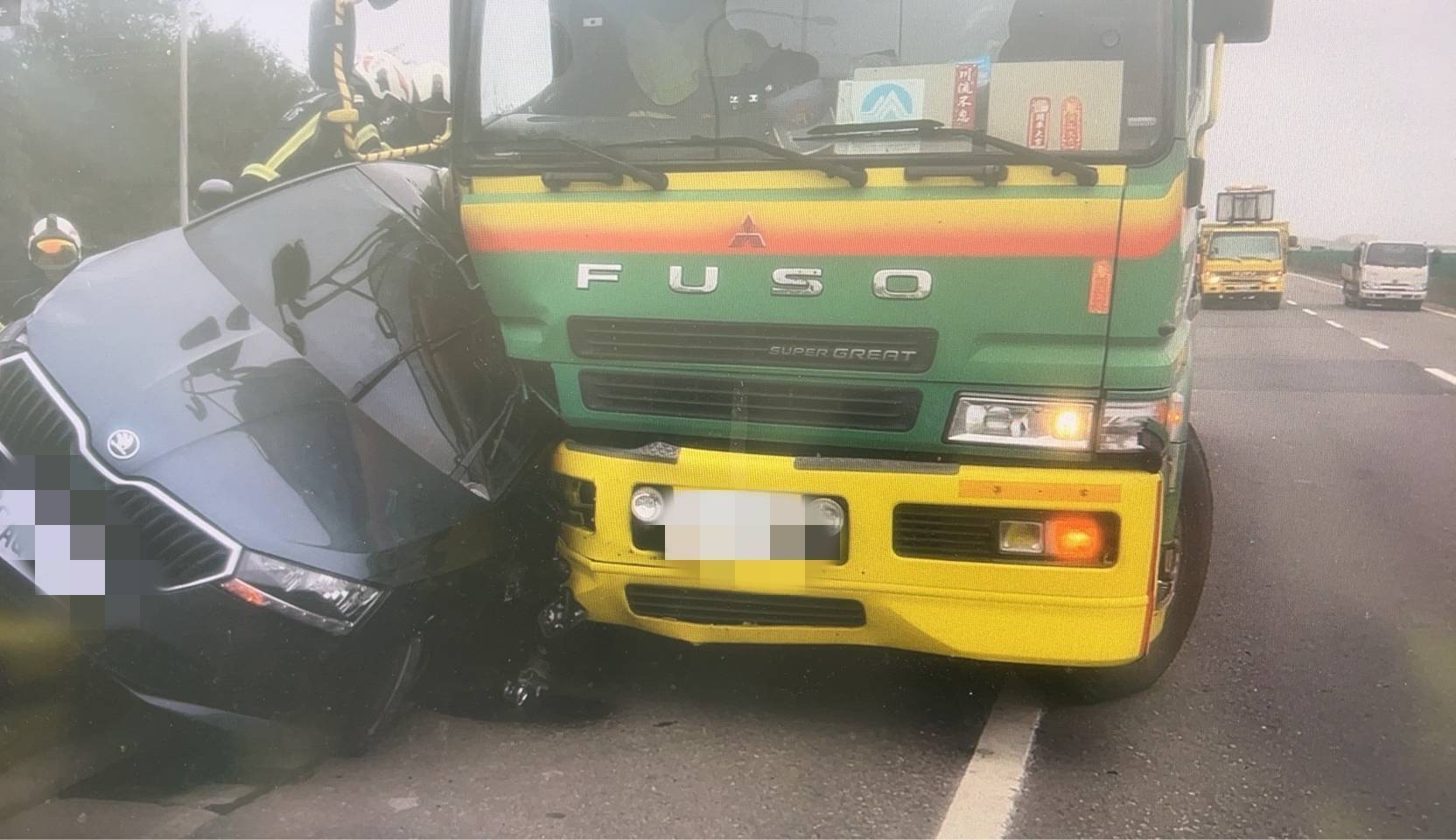 桃園台61曳引車未注意道路狀況釀禍 小客車「夾路肩」駕駛不治亡 桃園台61曳引車未注意道路狀況釀禍 小客車「夾路肩」駕駛不治亡