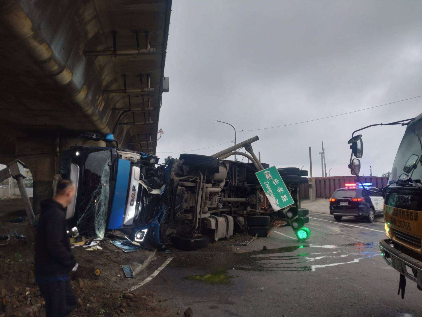 【有片】擦撞左轉轎車!桃園台61曳引車整輛側翻「擊倒」路口號誌桿 【有片】擦撞左轉轎車!桃園台61曳引車整輛側翻「擊倒」路口號誌桿