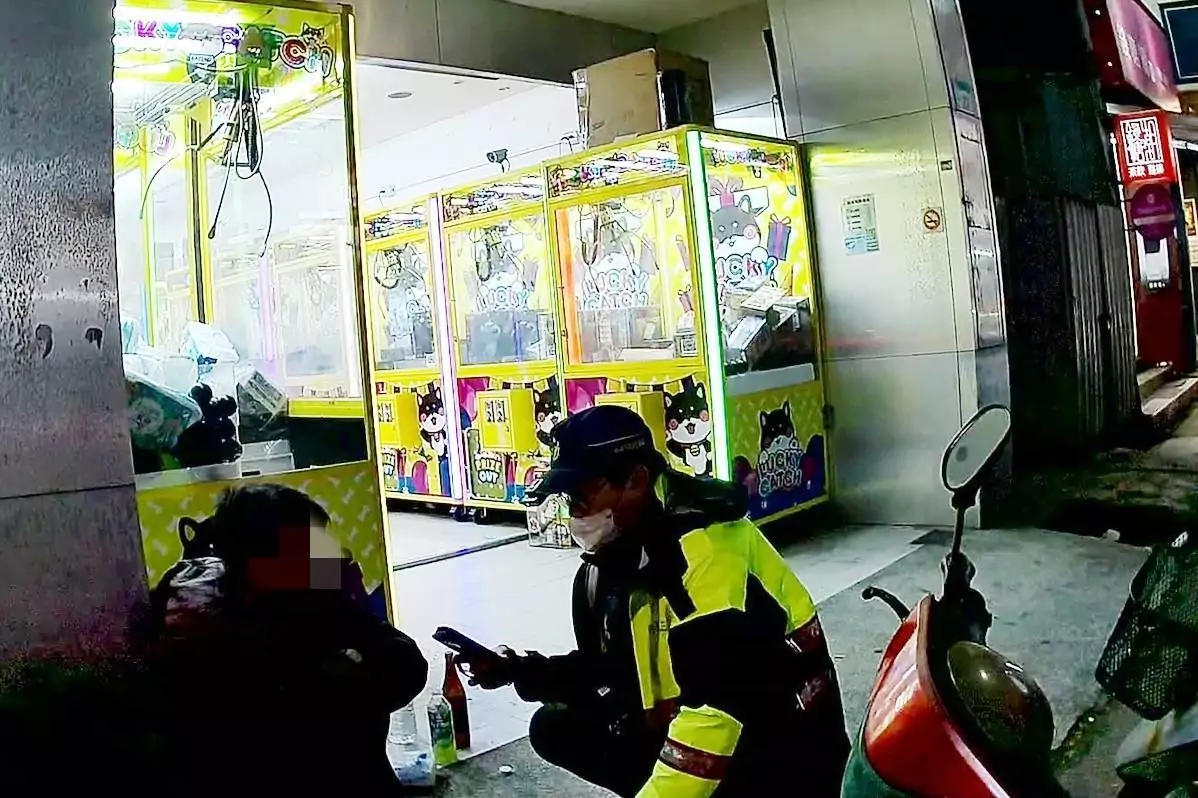 失聯男蹲娃娃機店引注意 大園警溫情攻勢突破心防助團圓 失聯男蹲娃娃機店引注意 大園警溫情攻勢突破心防助團圓