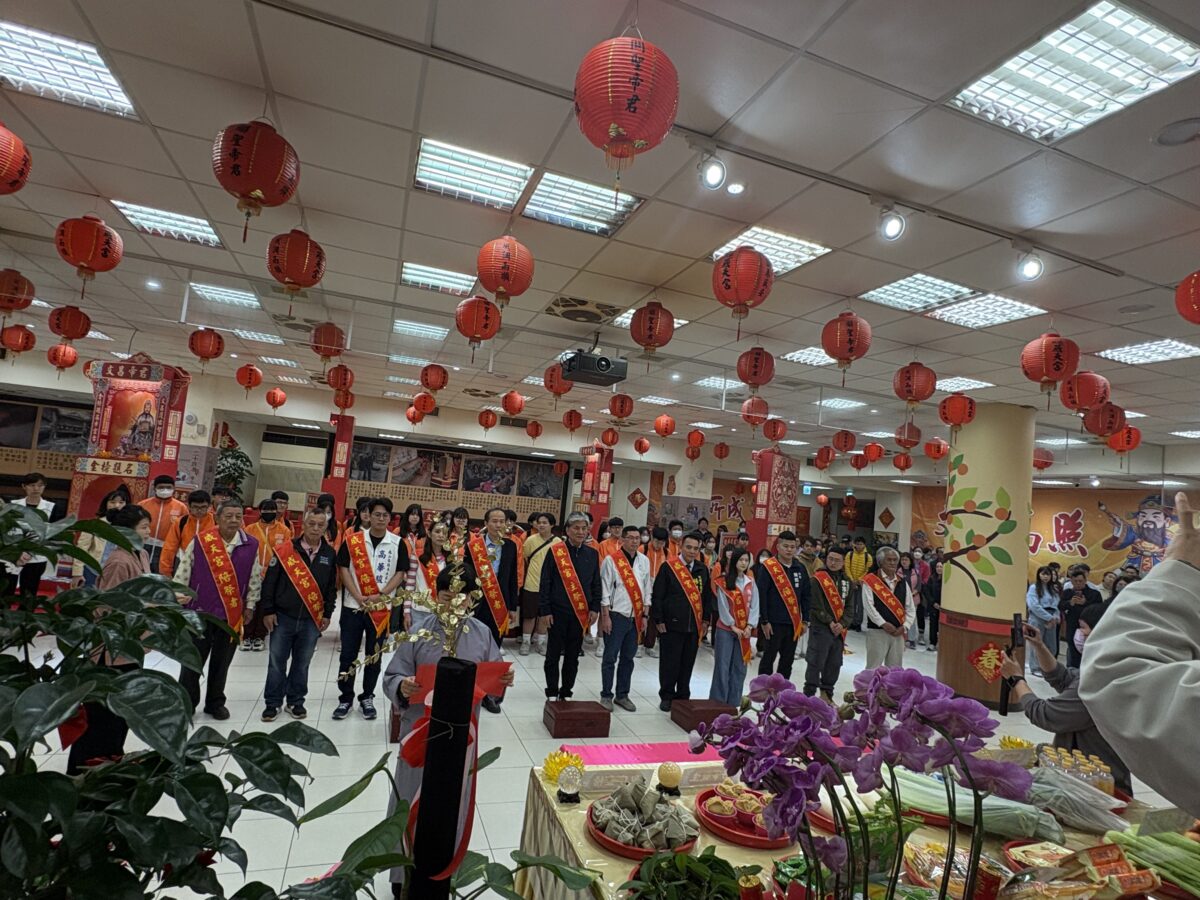 文昌帝君今聖誕!考生桃園威天宮祈福 走「勝利橋」求金榜題名 4545 3 1