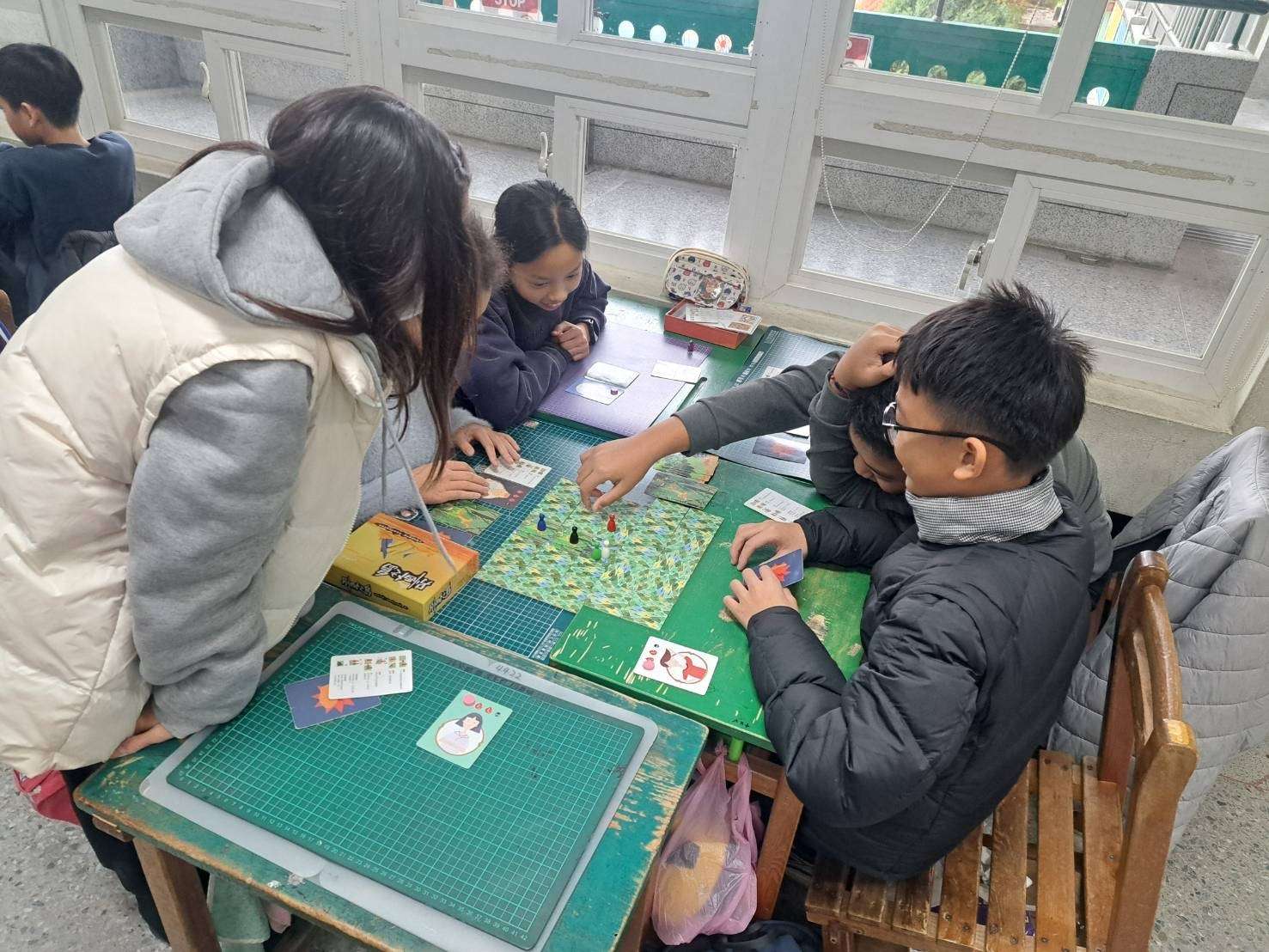 楊梅國小邀律師入校深化法治素養 情境式桌遊考驗學子思辨能力 楊梅國小邀律師入校深化法治素養 情境式桌遊考驗學子思辨能力