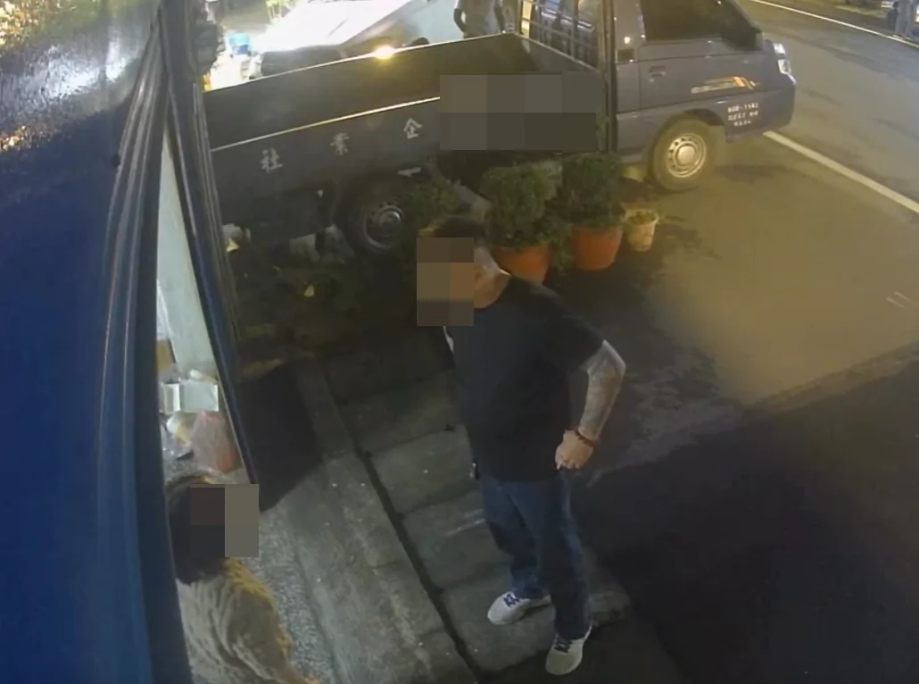 檢舉違停成導火線?新屋男鄰居家門口咆哮 警到場當和事佬 檢舉違停成導火線?新屋男鄰居家門口咆哮 警到場當和事佬