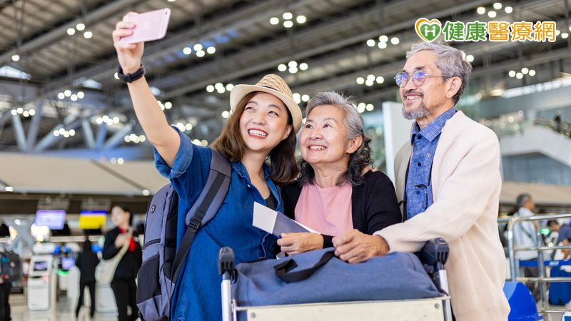 帶爸媽出國必爭吵告終?心理師:問題不在行程!轉念助「重新看見彼此」
