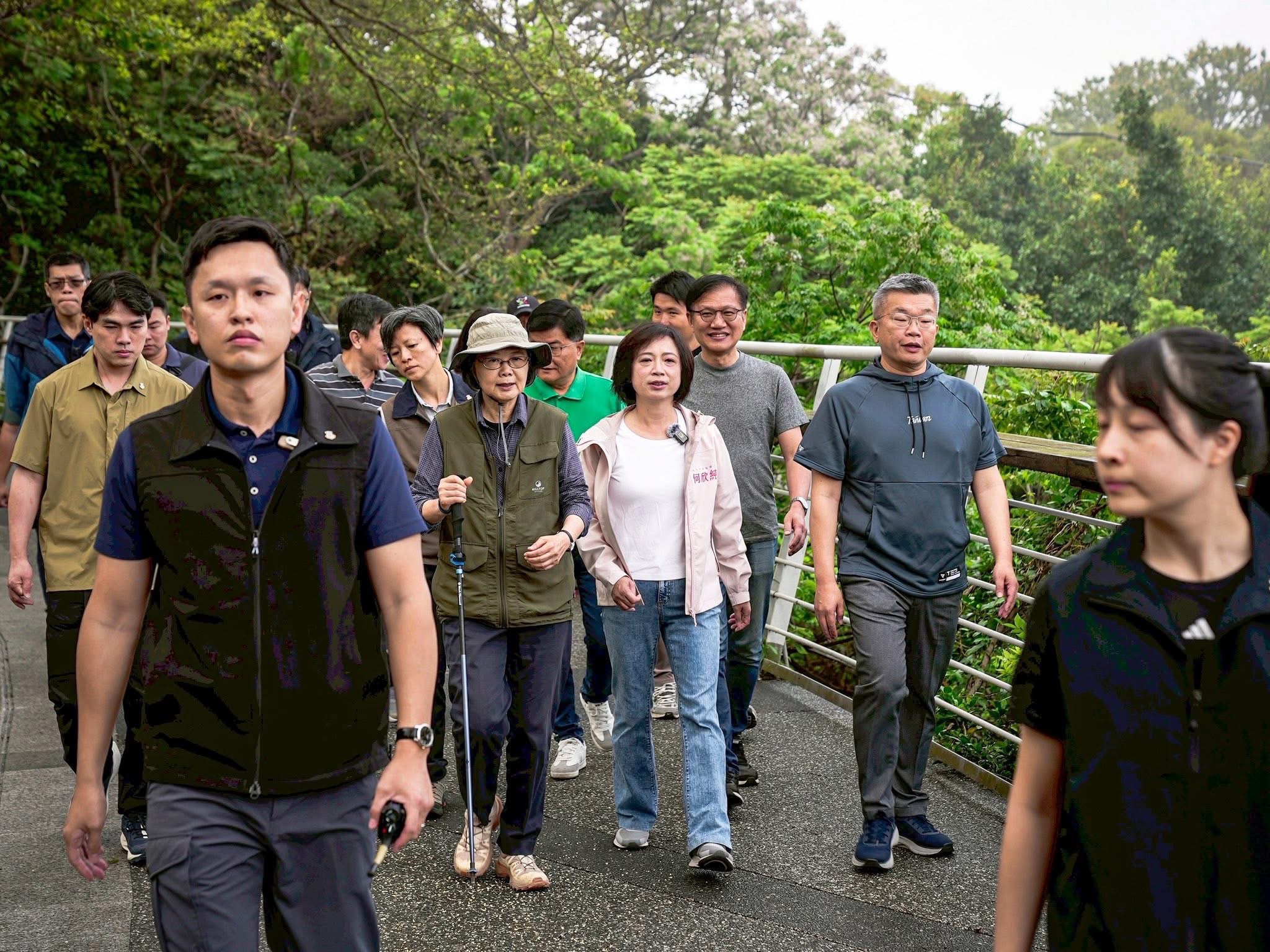 「登山界網紅」蔡英文再爬山助選 偕何欣純、蔡其昌台中健行 「登山界網紅」蔡英文再爬山助選 偕何欣純、蔡其昌台中健行