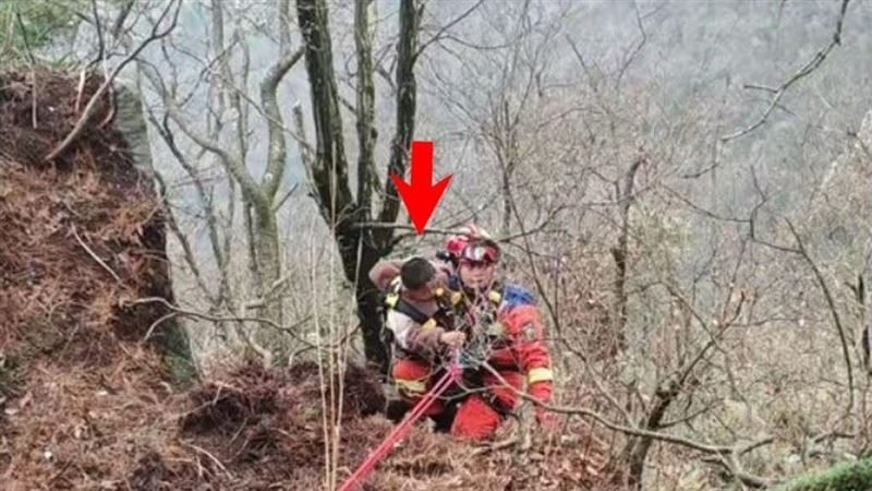 5歲童逗弄幼猴 遭母猴報復拉扯墜落懸崖