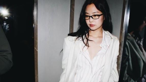 Jennie機場查驗身分爆爭議!脫口罩、墨鏡慢半拍遭批 Jennie機場查驗身分爆爭議!脫口罩、墨鏡慢半拍遭批