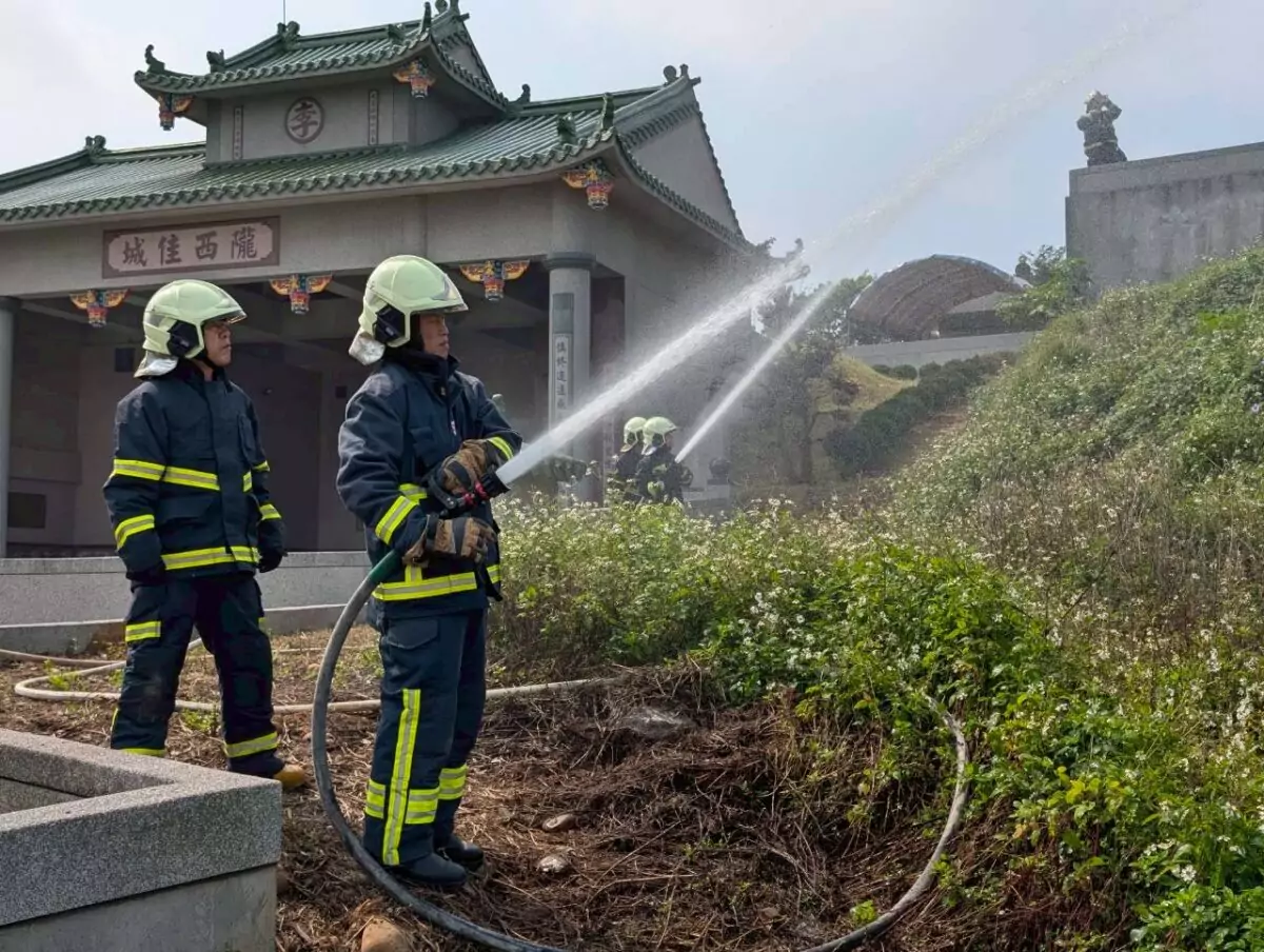 富岡消防分隊攜手義消搶救演練 提醒民眾掃墓遵守5大原則 5847 4