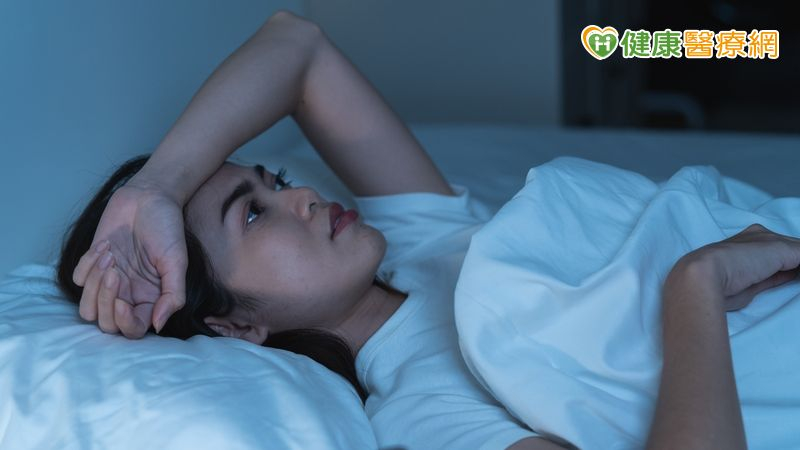 為什麼越晚越想不開?專家揭「午夜憂思」讓負面情緒失控