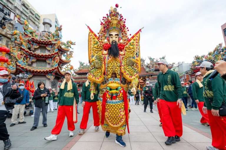 神力副市長！蘇俊賓扛40公斤百年神將 景福宮體驗百年傳承