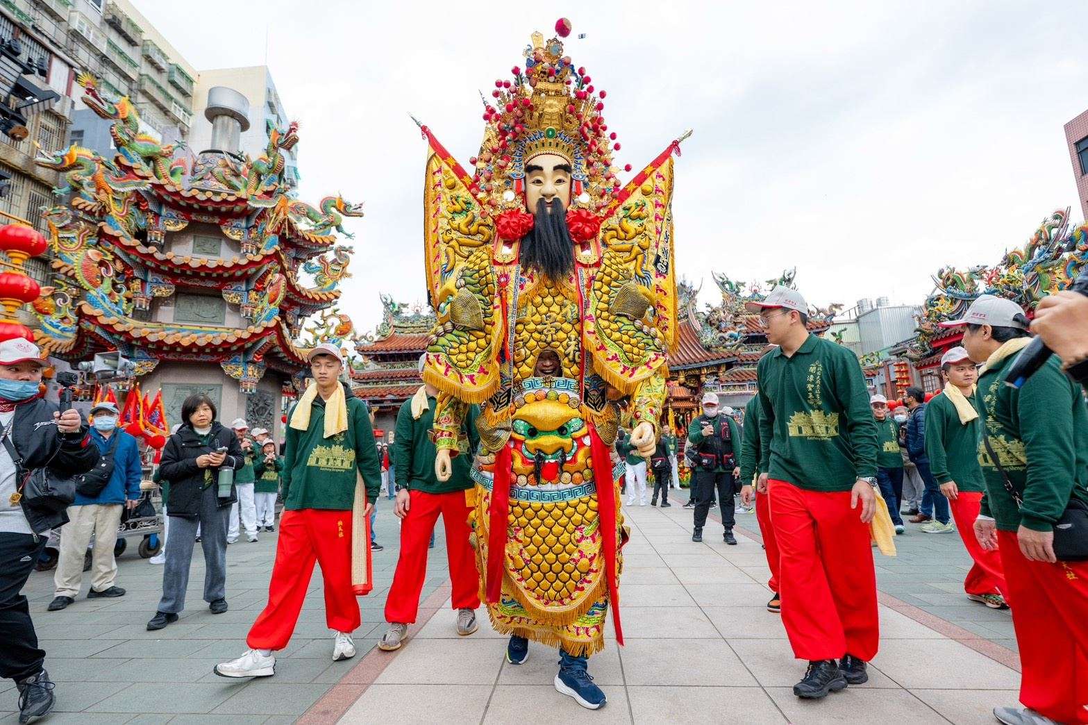 神力副市長!蘇俊賓扛40公斤百年神將 景福宮體驗百年傳承