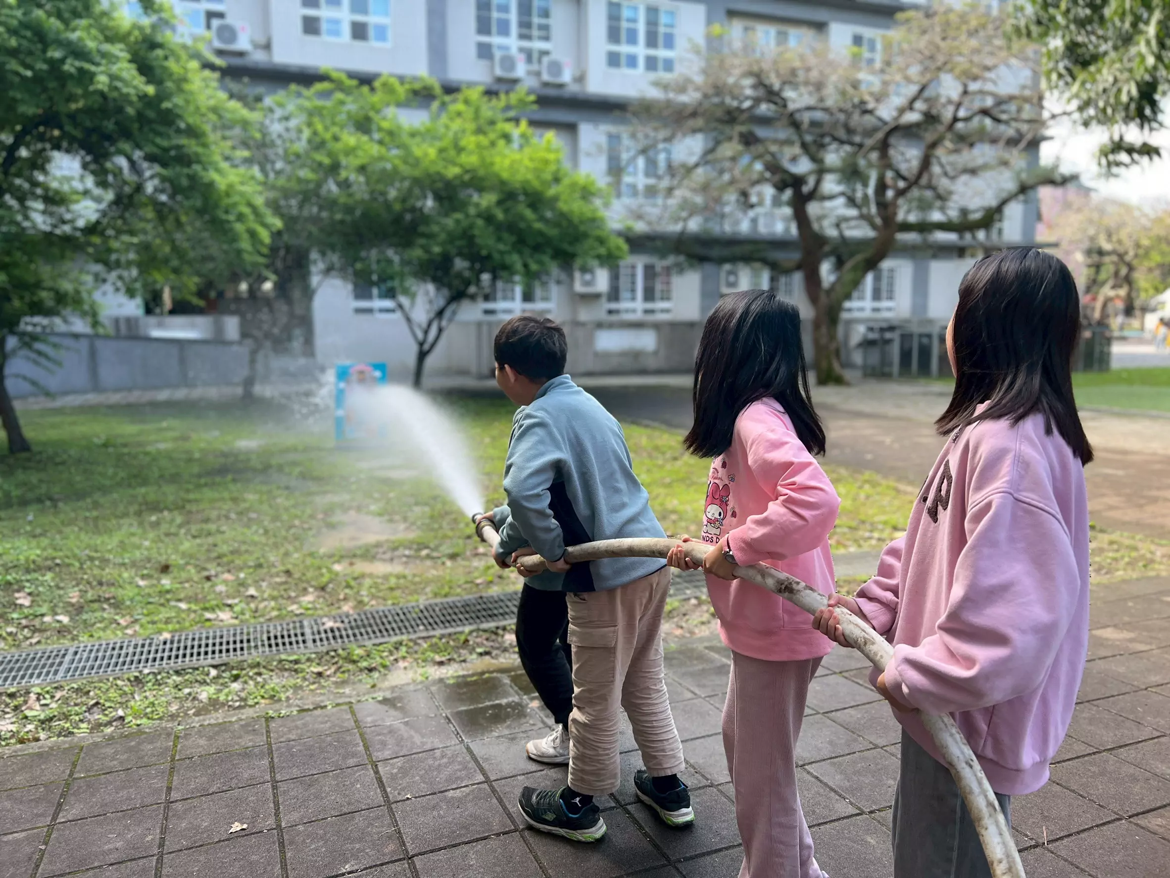 桃園三民消防分隊前進成功國小 學童體驗射水救火、濃煙逃生 桃園三民消防分隊前進成功國小 學童體驗射水救火、濃煙逃生
