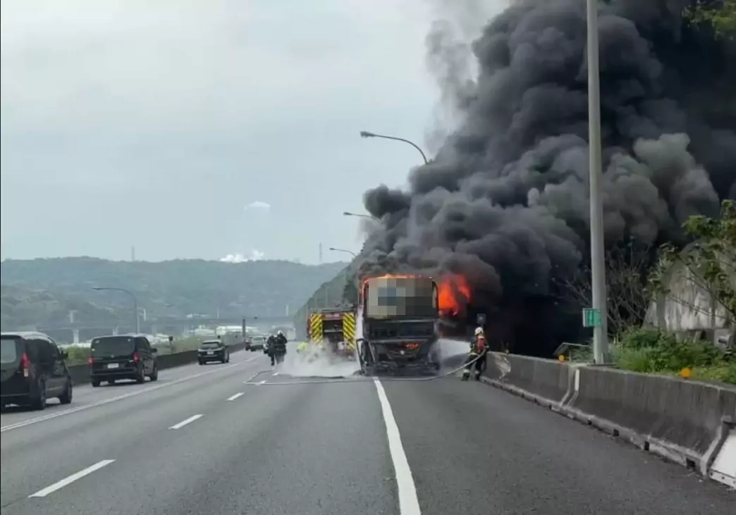 【有片】黑煙竄天!國1遊覽車突遭火舌吞噬 乘客急逃路肩 620771 0