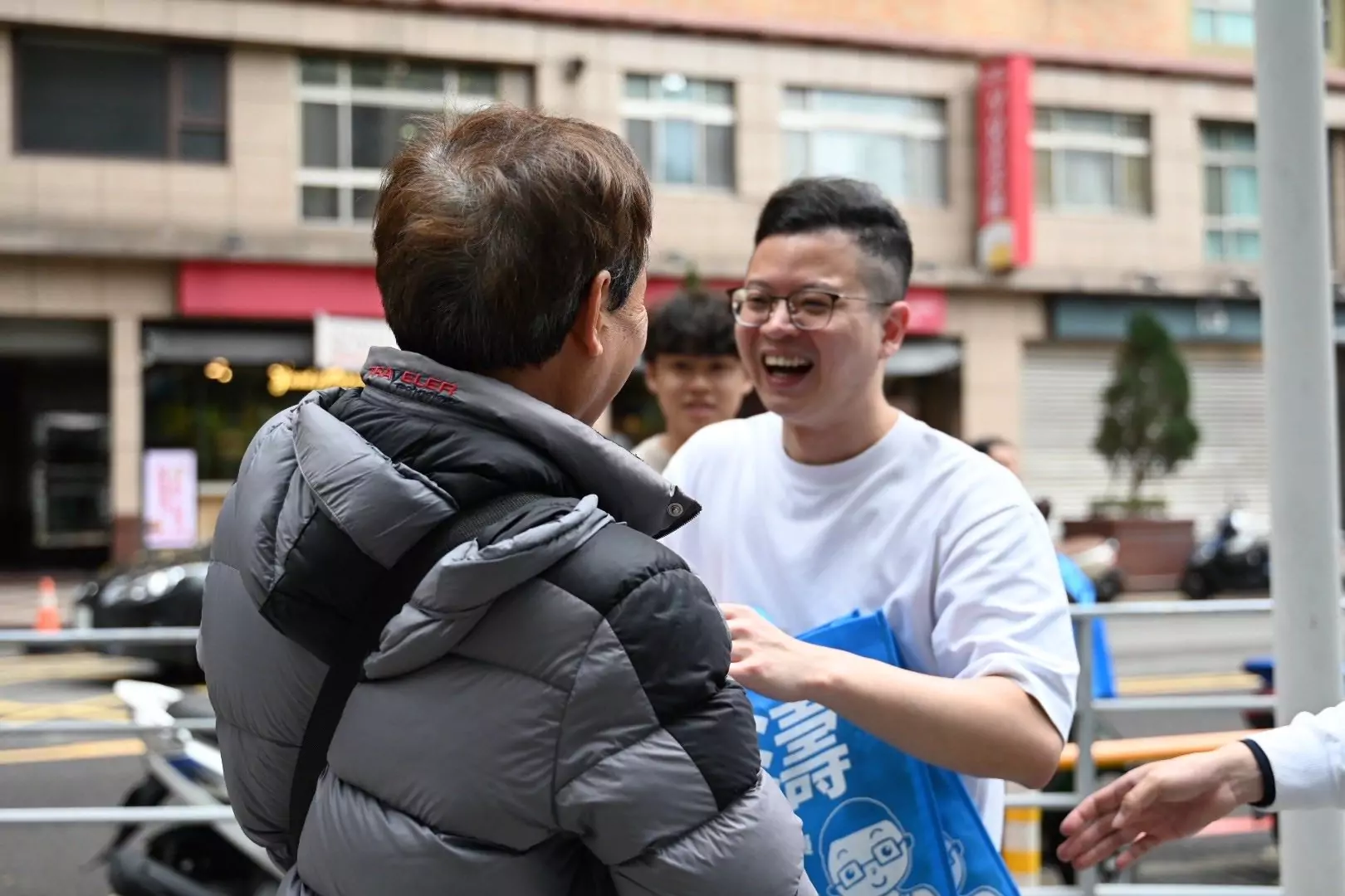 凌濤元宵前夕發限量小提燈 吸百位民眾排隊傳遞佳節祝福 凌濤元宵前夕發限量小提燈 吸百位民眾排隊傳遞佳節祝福