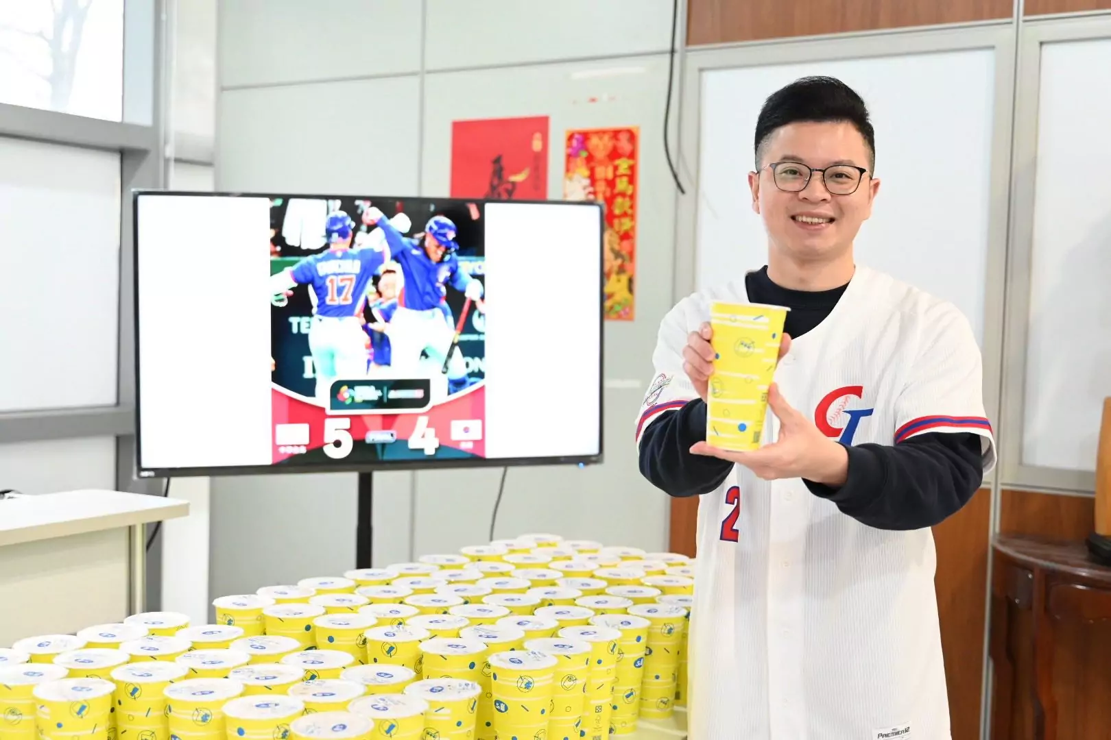 歡慶中華隊WBC首次擊敗韓國 桃市議員凌濤發放100杯珍奶 649078060 1257225659920165 4828443684235302564 n