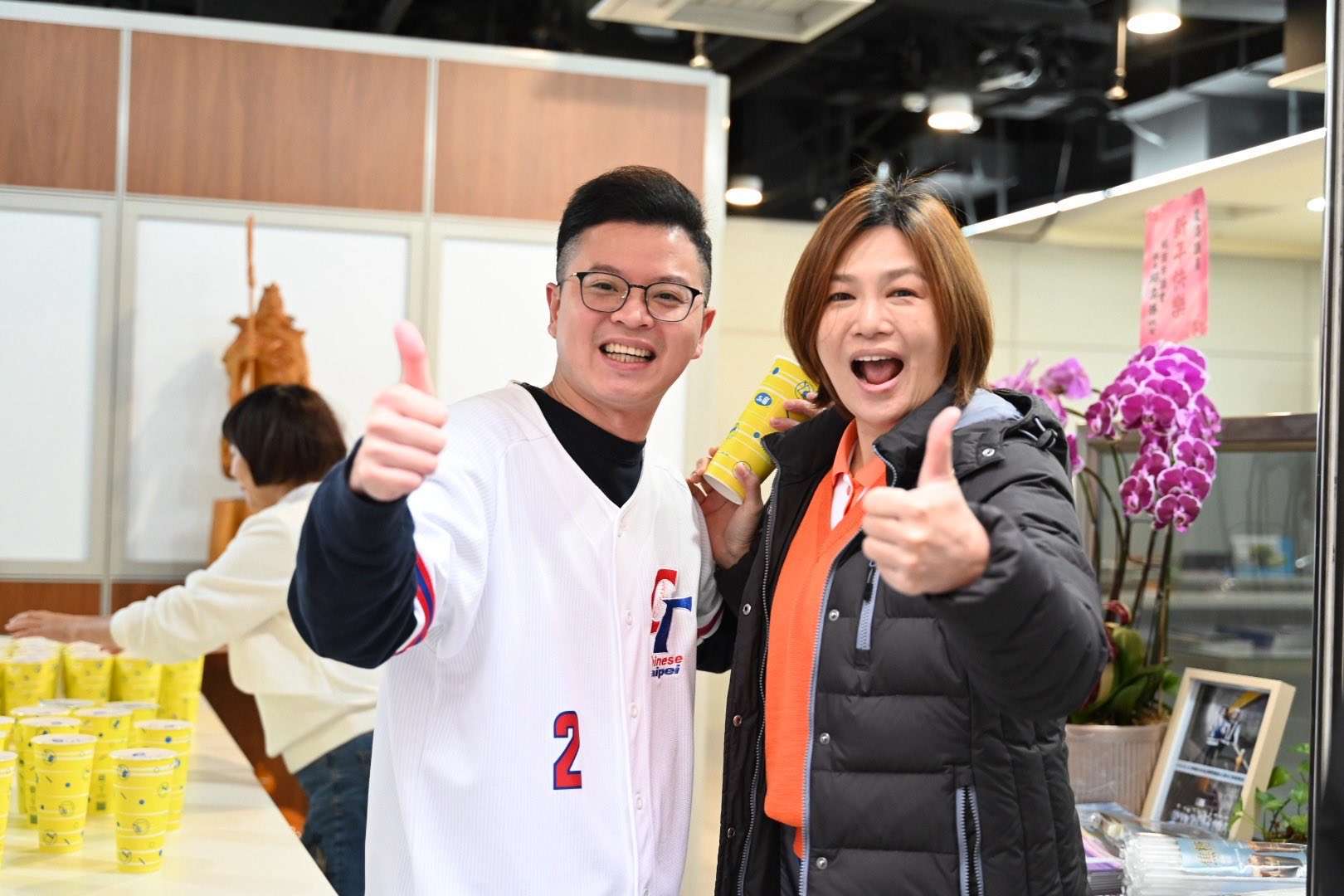 歡慶中華隊WBC首次擊敗韓國 桃市議員凌濤發放100杯珍奶