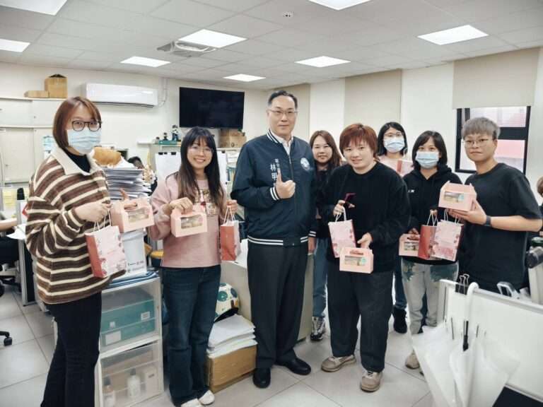 慶祝婦女節！蘆竹分局長楊贊鈞暖贈甜點護手霜致敬女警辛勞