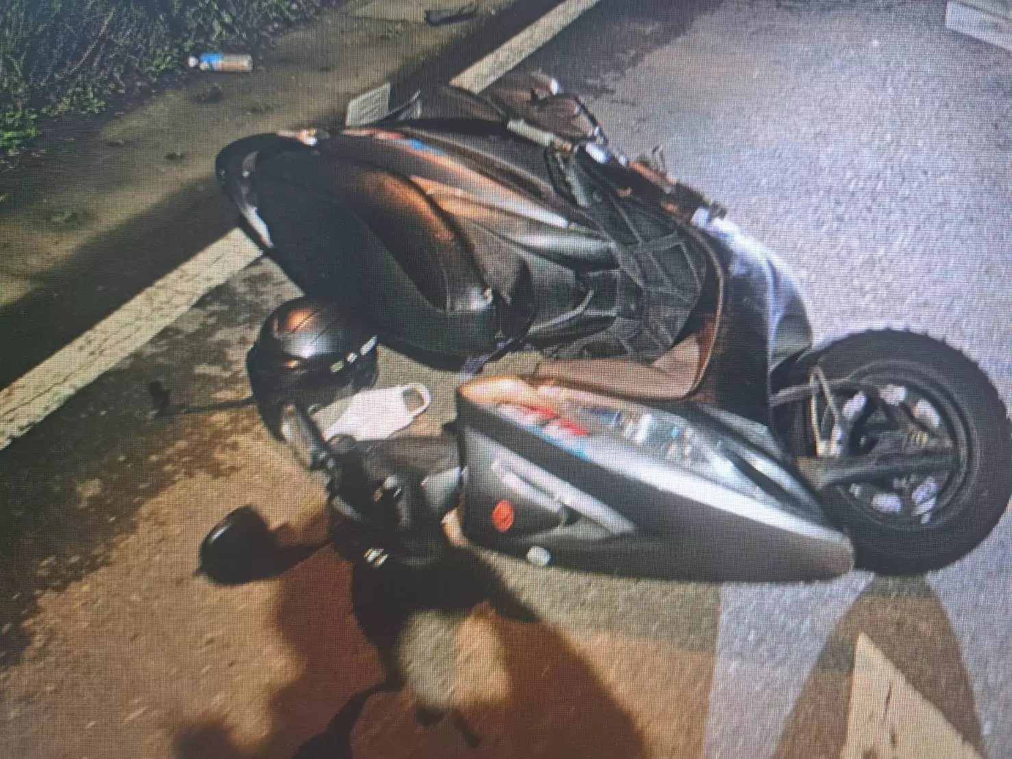 蘆竹小客車突跨越分向線 對向騎士閃避不及慘摔 蘆竹小客車突跨越分向線 對向騎士閃避不及慘摔