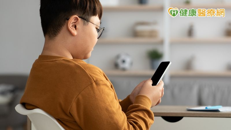 英研究:「內化型」焦慮青少 近五成易受到「社群媒體」影響