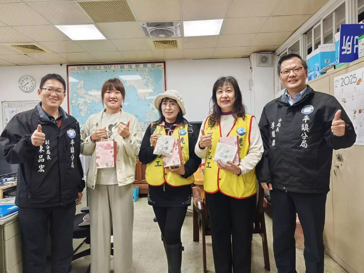 平鎮分局長加碼贈點心 祝女警及志工婦女節快樂 839320 0