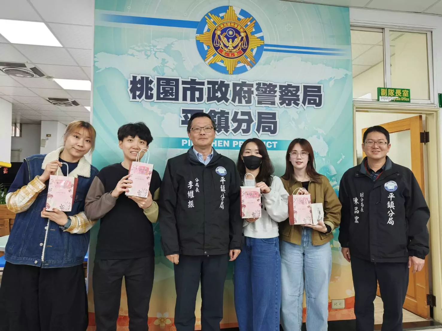 平鎮分局長加碼贈點心 祝女警及志工婦女節快樂 839321 0
